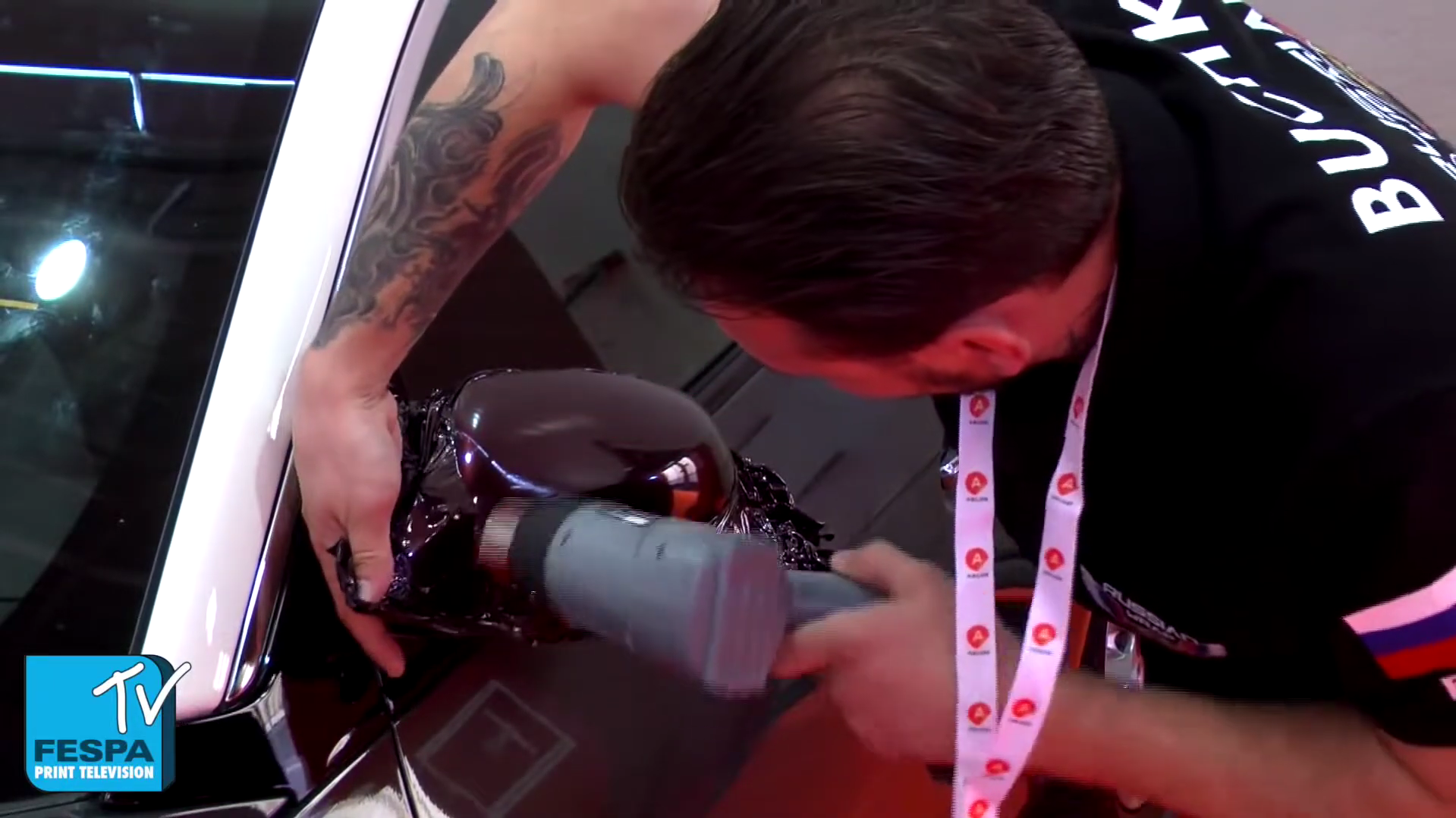 Russian Wrap Master, Alexander Buchko shows a neat trick for wrapping a mirror with equal precision and pace. If you want to make a fiddly job quick and execute it with hairline detail this is how it's done.