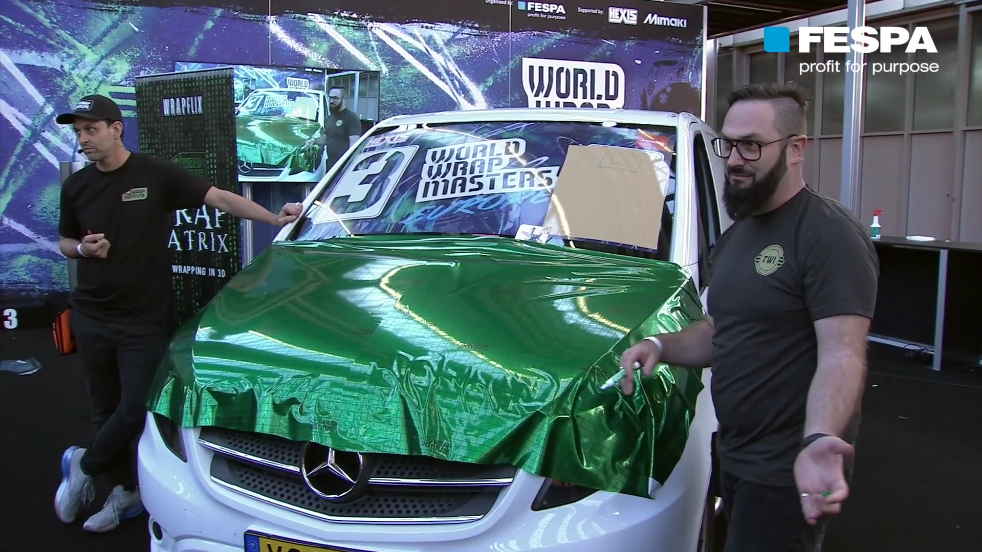 Justin Pate, judge at World Wrap Masters Europe 2021 gives a demo on zero stretch and the TWI Wrap Matrix.